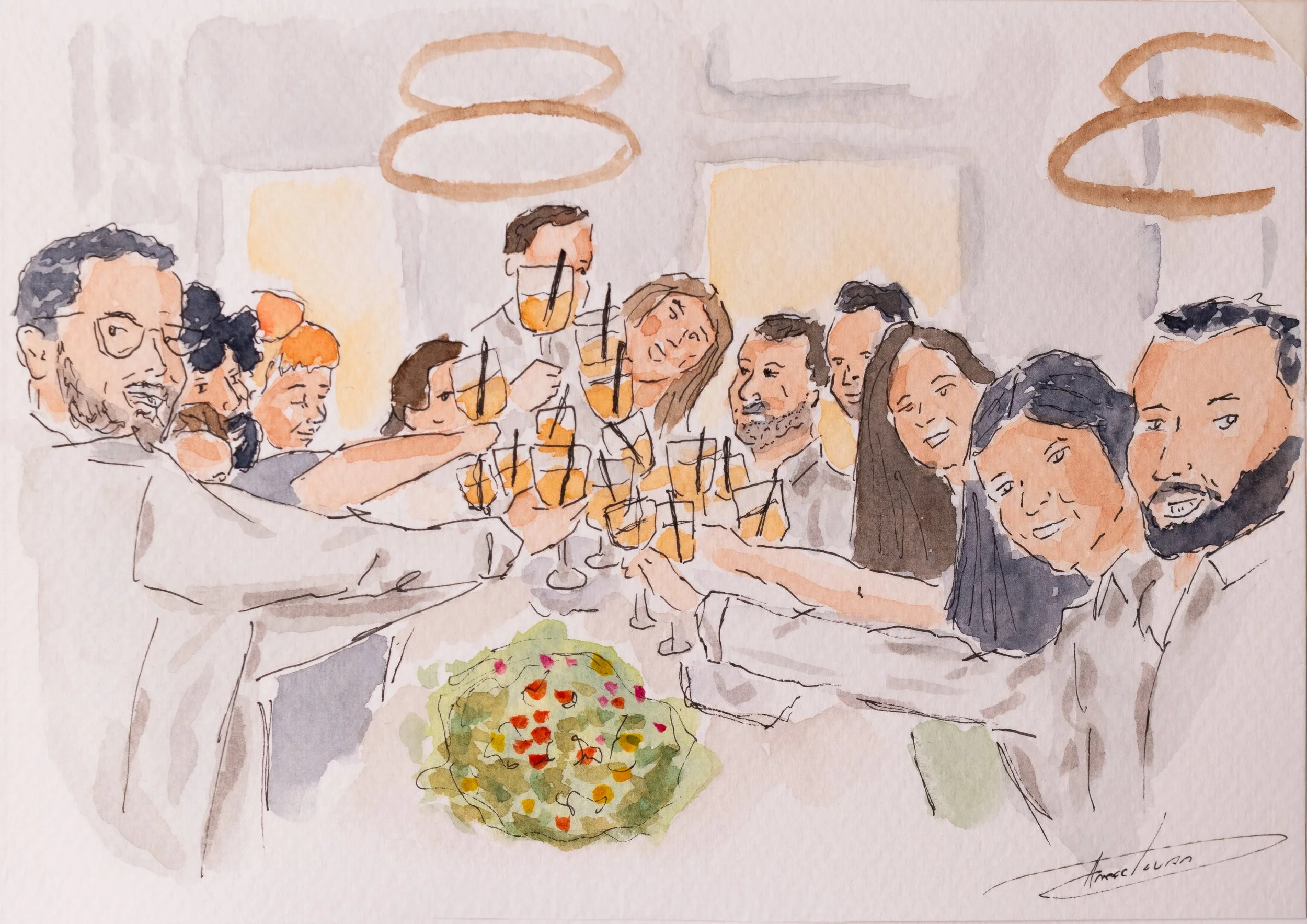 Ilustração de um grupo de pessoas celebrando com taças levantadas, ao redor de uma mesa com comida, em um ambiente iluminado.