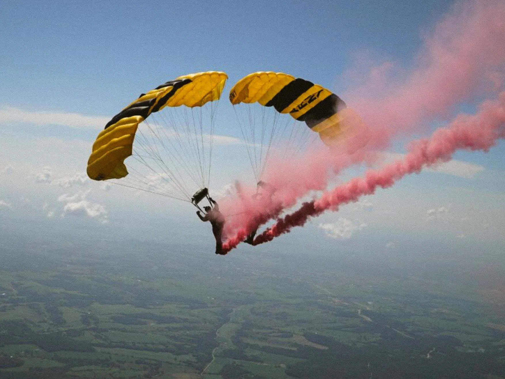 golden-knights-parachuting_lg1.jpg