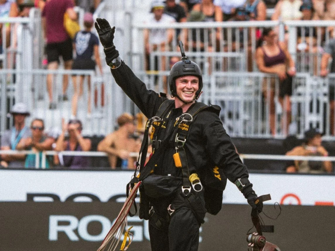 golden-knights-parachuter_lg.jpg