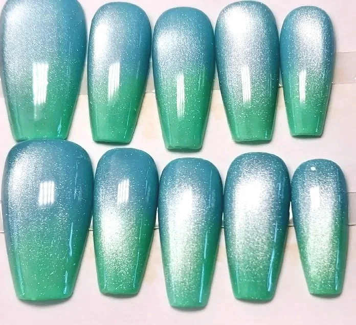 CC-289 Blue to green cat eye Nail