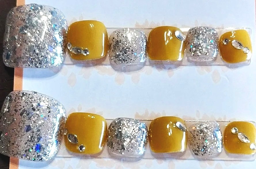 CC-752  Gold glitter toe nails