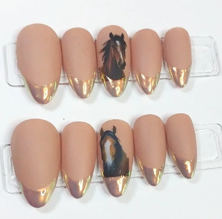 Aurora Horse Nail Set