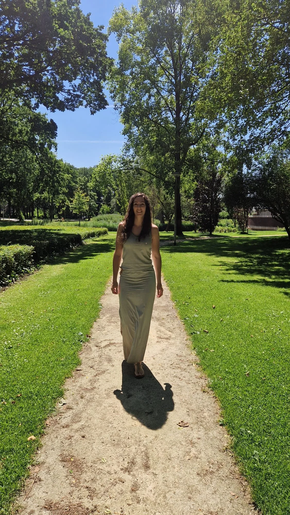 Marjolein, oprichter van Female Impact Leader wandelt met mooi weer buiten.