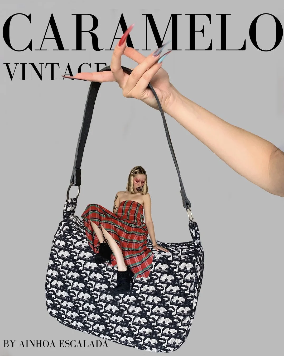 Una mano sosteniendo una bolsa grande de diseño en blanco y negro con un pequeño modelo en forma de mujer en la parte superior, con maquillaje y vestido de cuadro tartán rojo, sentada de lado con una expresión dramática.