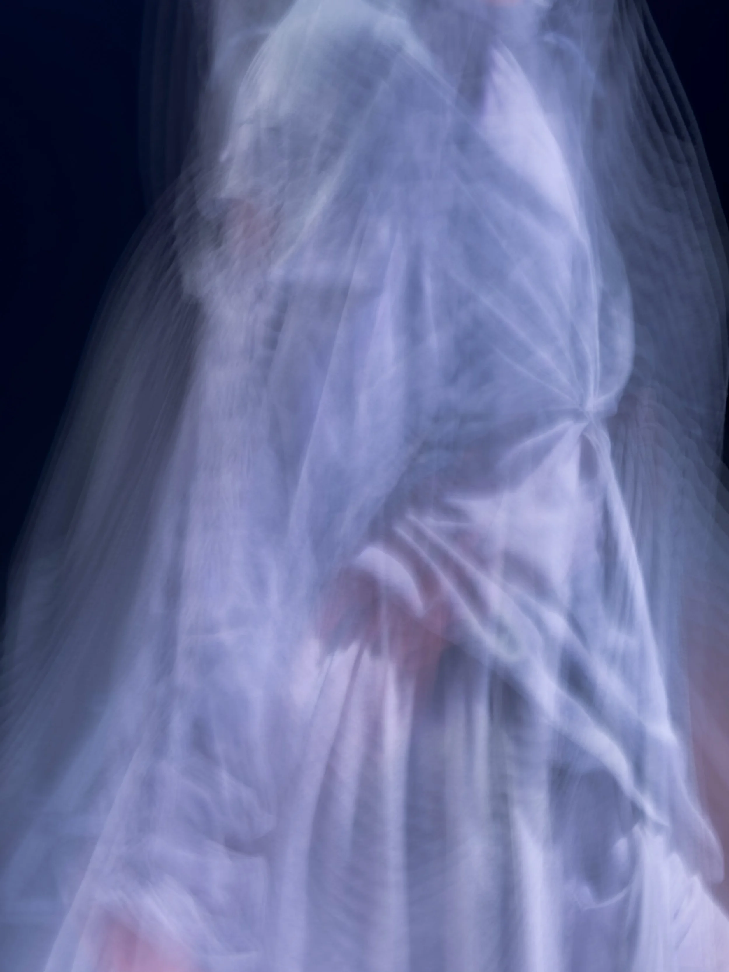 Fotografía abstracta con líneas y formas difusas en tonos azul y blanco.