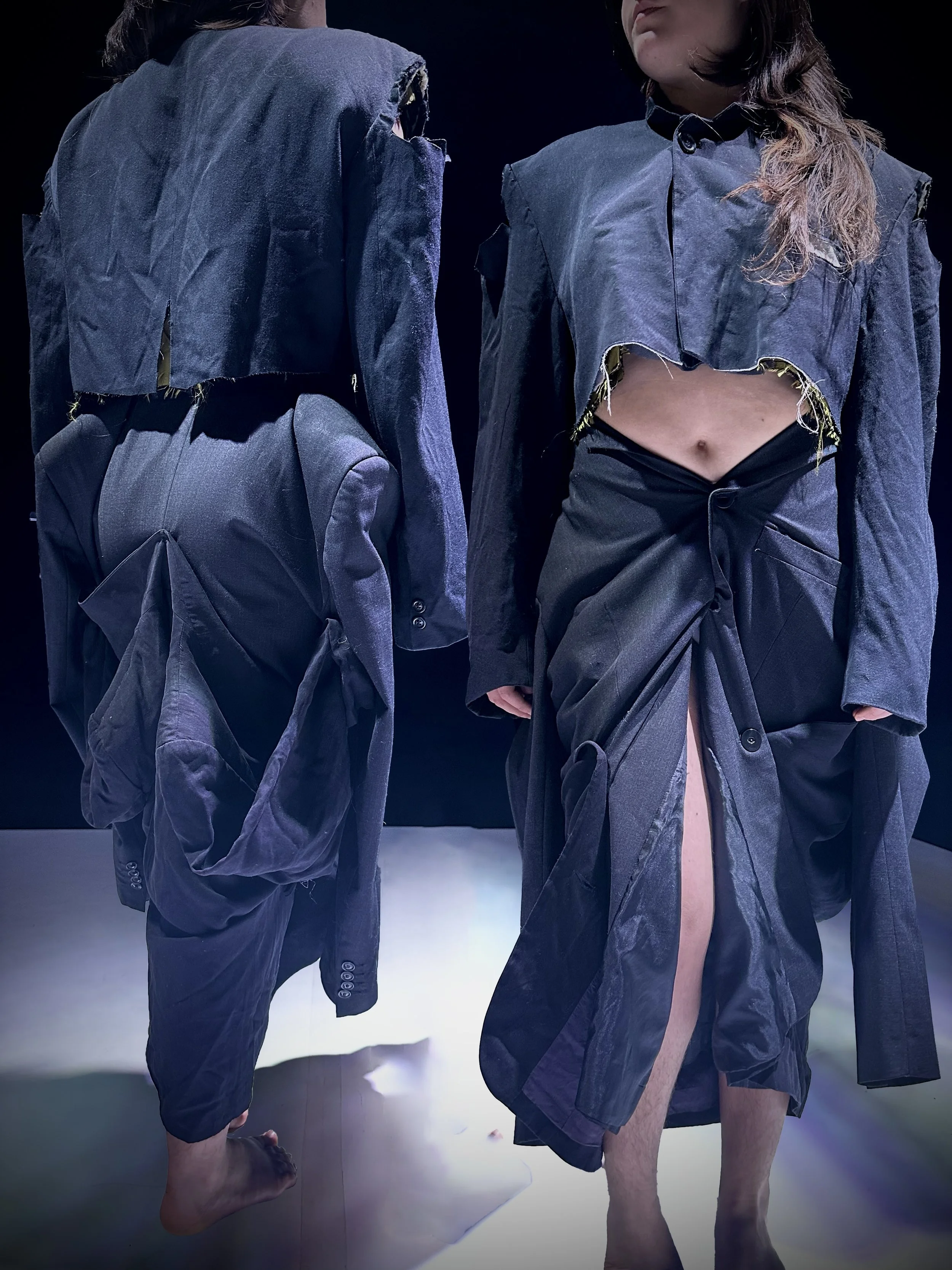 Hombre y mujer con ropa de moda en un fondo oscuro, con actitud moderna y expresión seria.