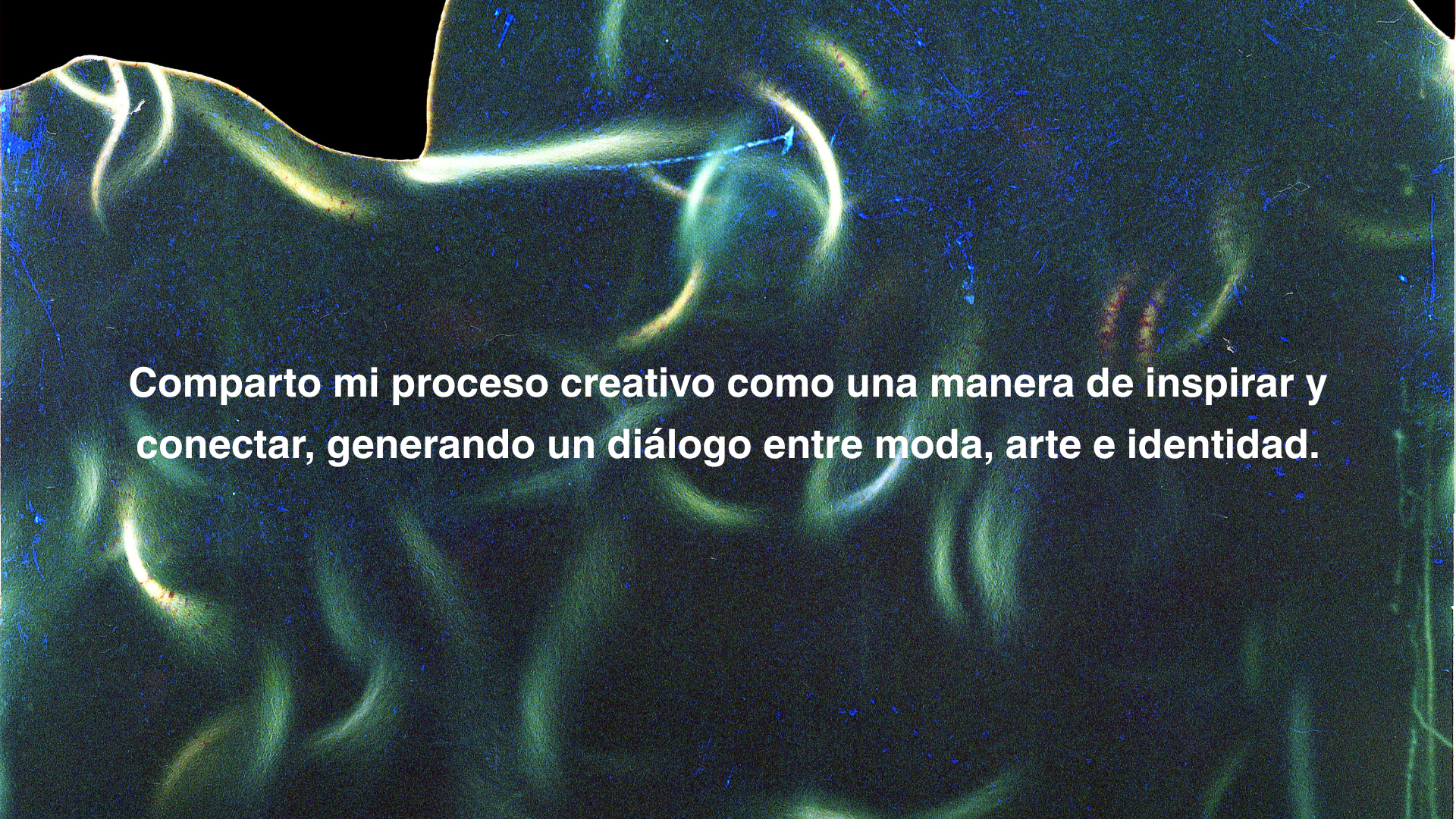 Fondo oscuro con líneas y formas fluorescentes en colores verde, azul y amarillo, y un texto en español que dice: "Comparto mi proceso creativo como una manera de inspirar y conectar, generando un diálogo entre moda, arte e identidad."