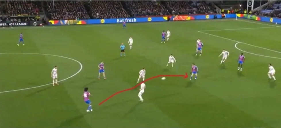  Figure 7 : Kamada receiving the ball in space behind Mostar's midfield. 