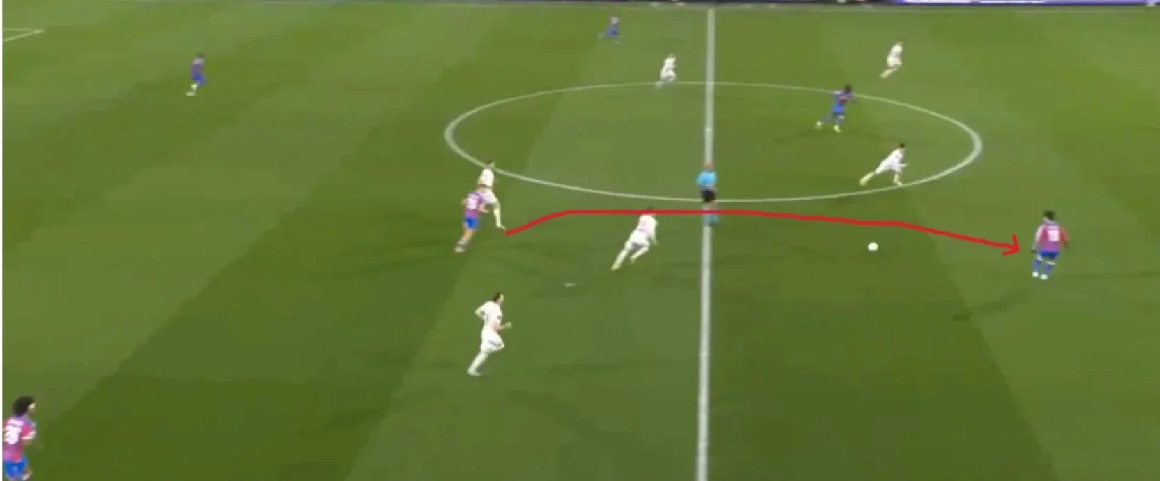  Figure 6 : Kamada receiving the ball off Wharton behind Mostar’s midfield. 