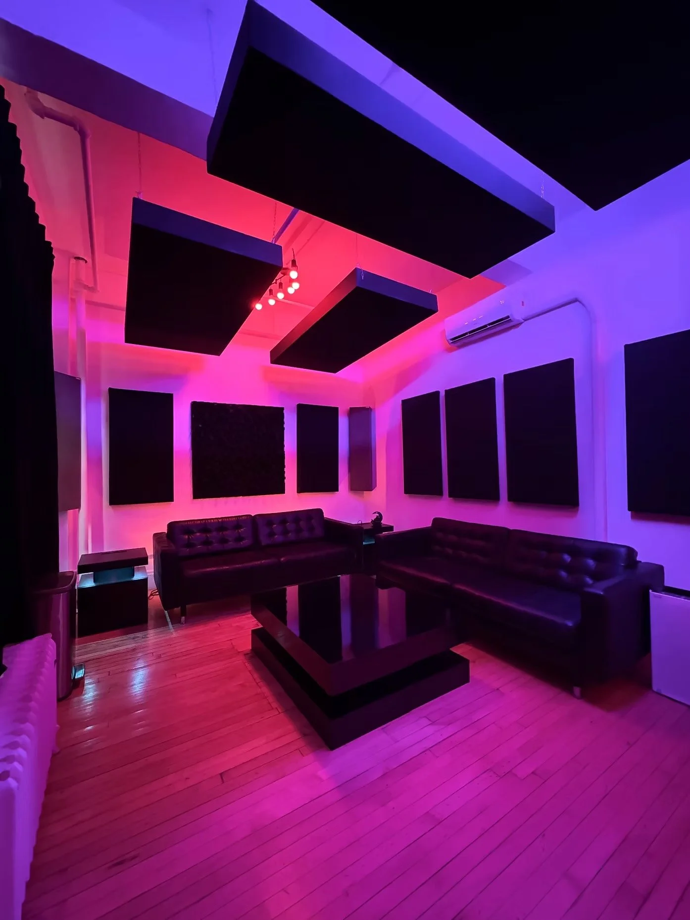 Manhattan Location: New Gotham Studios Empire Suite