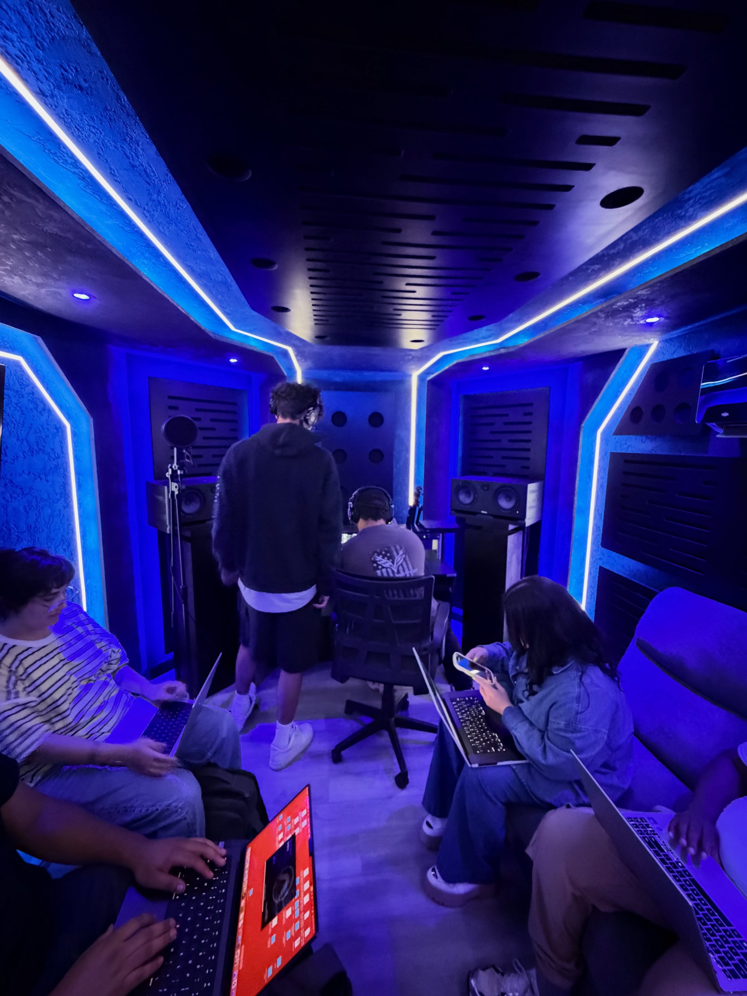Vocal tracking en tiempo real con los estudiantes de Ingenier&iacute;a de Sonido junto al profesor @fastboyypr. 🎙️🎛️

Aprende el proceso completo de grabaci&oacute;n vocal en un entorno profesional, desde la preparaci&oacute;n de la sesi&oacute;n h