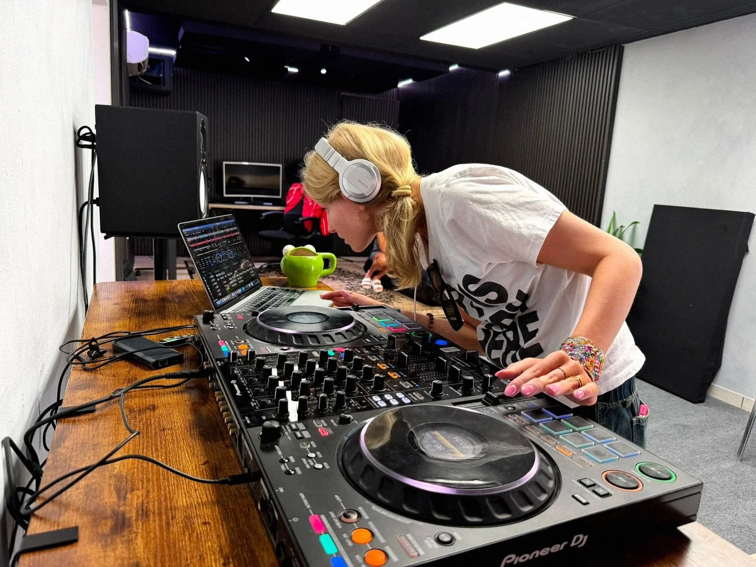 Nuestra meta siempre ha sido la misma: seguir elevando el talento local.

Es un honor ser parte del crecimiento de cada estudiante que pasa por DJ Academy, acompa&ntilde;&aacute;ndolos mientras desarrollan su sonido, ganan confianza y construyen su p