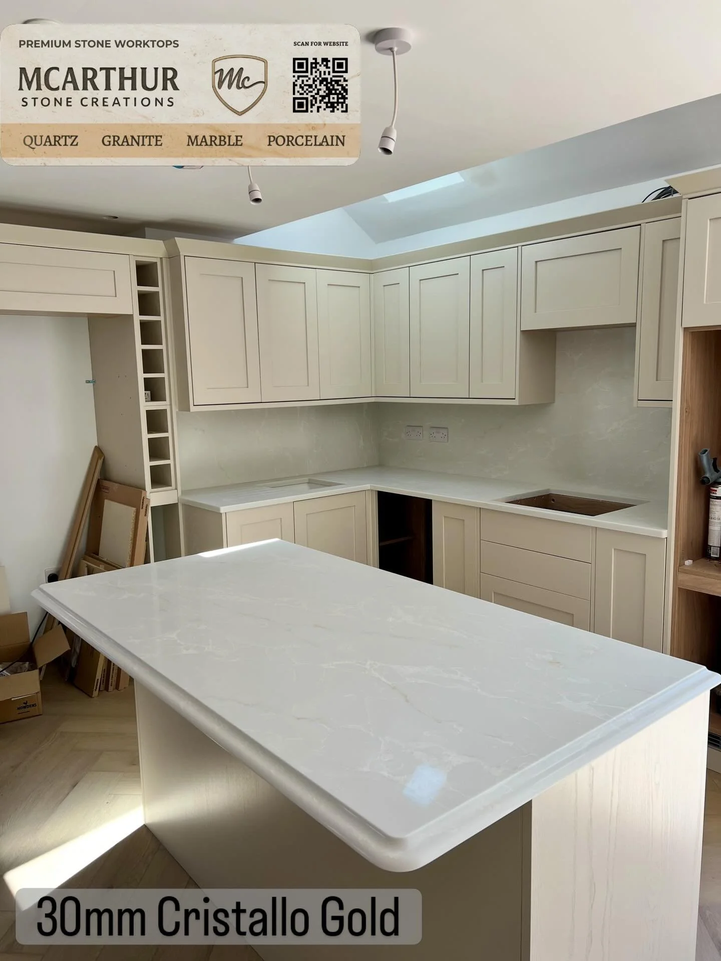 30mm Cristallo Gold @artemistone_ #quartzcountertops #kitchenremodel #kitcheninspiration #homedecor