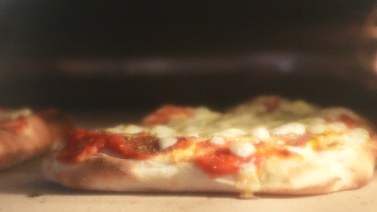 Unsere Pizzas und Pinsas werden mit einem eigens entwickelten Teig hergestellt und direkt vor Ort gebacken.
Knusprig, luftig und voller Geschmack – ein Highlight auf jedem Event.