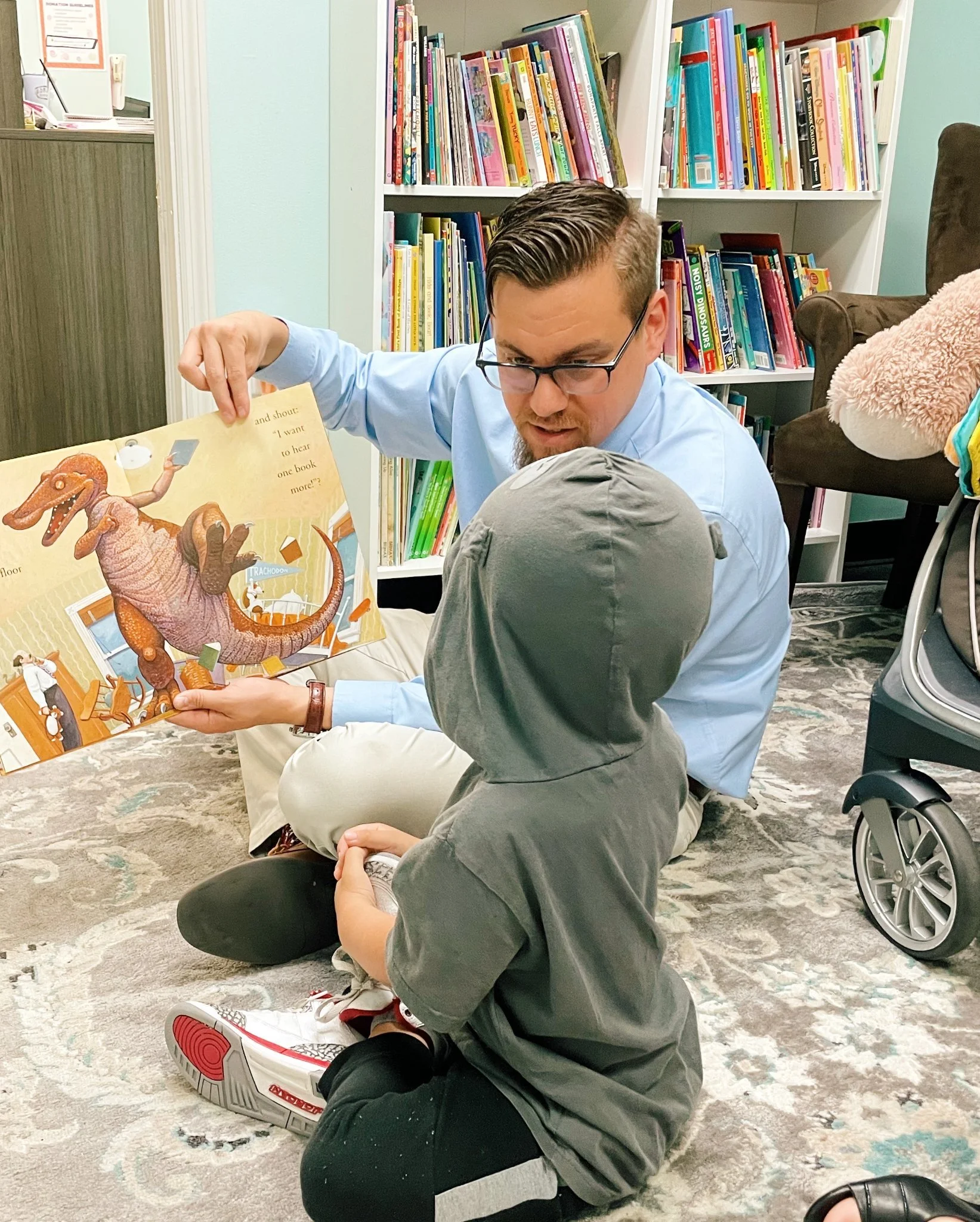 fofc-volunteer-reading-story.jpg
