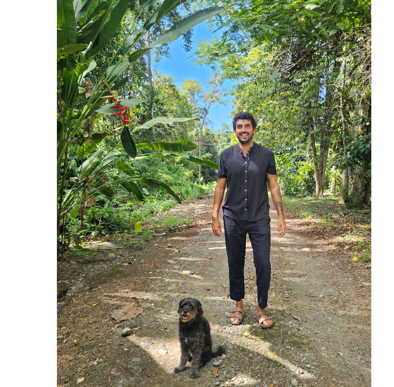 En la foto aparezco yo y mi perra Moa, en la selva