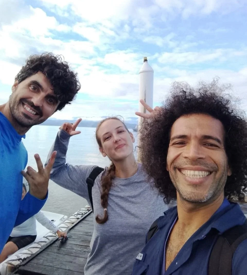 En la foto, mi esposa Ellie, mi amigo Fu y yo a punto de salir al mar a restaurar coral