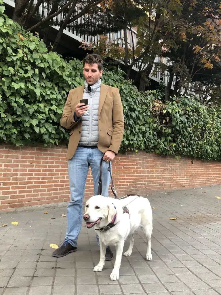 En la imagen vemos a Jota, triatleta ciego con su perro Telos