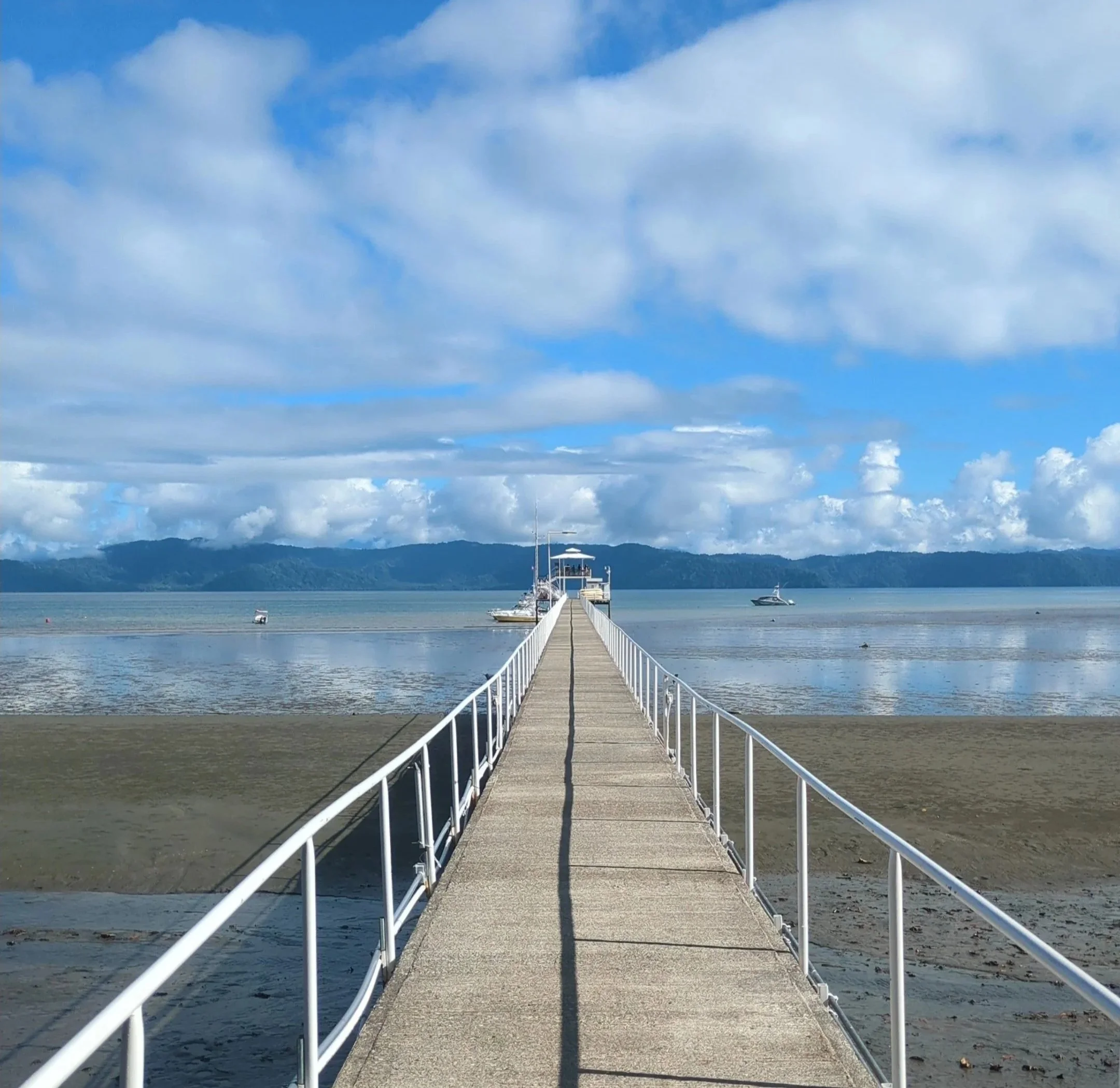La foto muestra el muelle de Cocodrilo Bay, en Puerto Jiménez, Costa RIca.