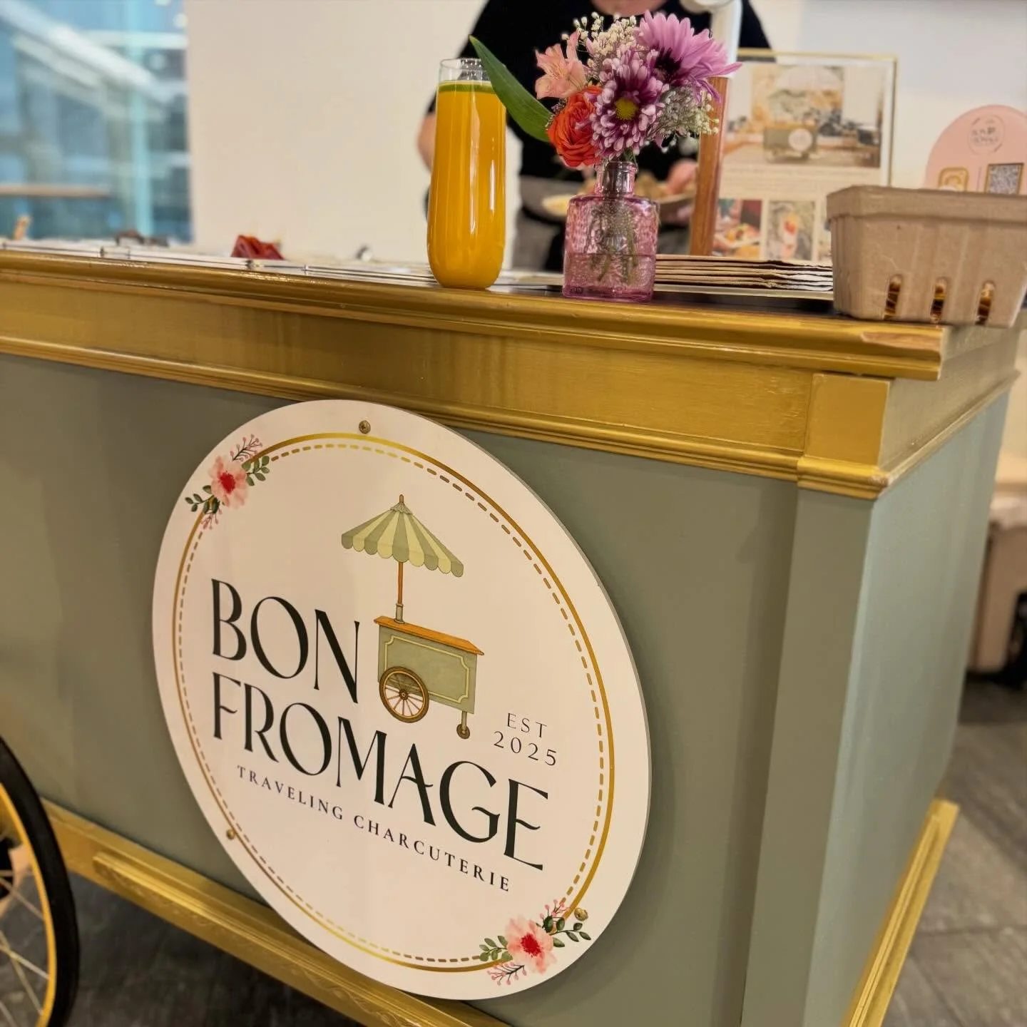 Sips &amp; Stems at One Liberty Place 🌸🥂

This week we joined the tenants at One Liberty Place for a pre Mother&rsquo;s Day celebration, an afternoon featuring our traveling charcuterie cart, a custom mimosa bar, and a build-your-own bud vase activ