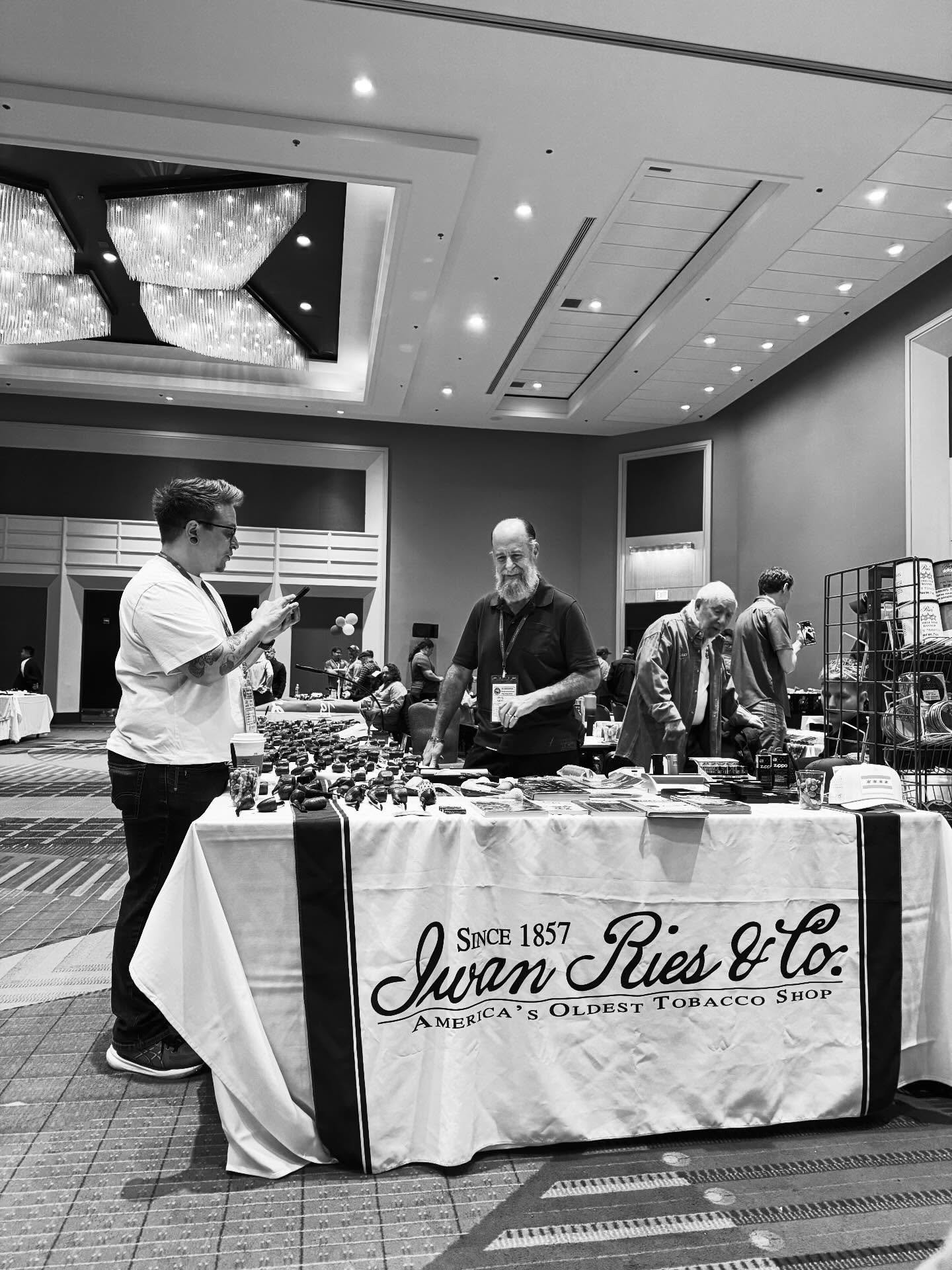 @chicago_pipe_collectors_club put on a great show! Thank you for all your hard work to make this show happen! It was epic💥💥💥 Also, thank you to all the @chicagobriarsociety volunteers that put in their time to volunteer and make sure this shoe wen