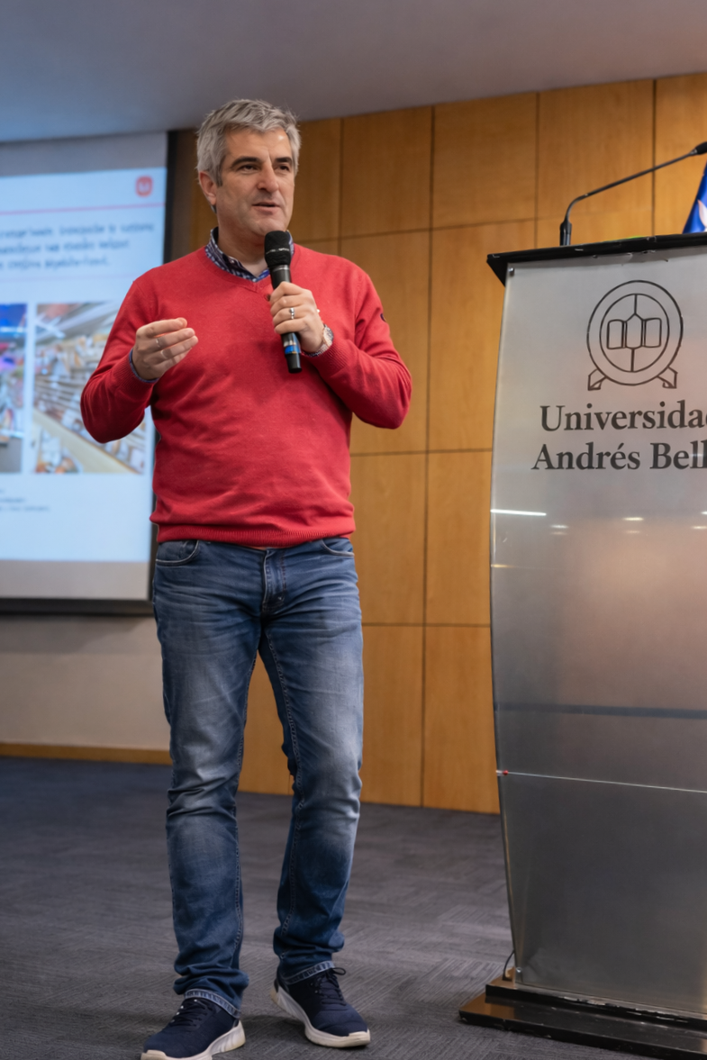 Coach de negocios Juan Pablo dando charla a empresarios en Universidad Andrés Bello