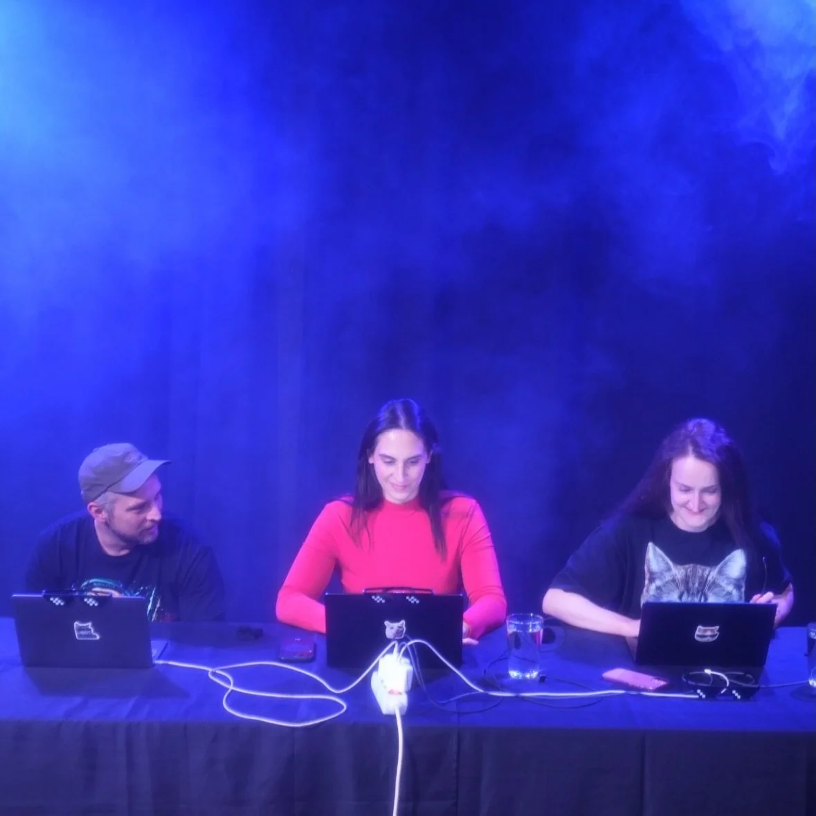 POV: Du hast 2 von 3 Shows ausverkauft und planst schon die n&auml;chsten Termine 😍🤯
FETTES Dankesch&ouml;n f&uuml;r diesen Run!

Dank Eurer Begeisterung und eures Supports kommt &bdquo;RAUS AUS DER BUBBLE - REIN IN DEN STORM!&ldquo; schon sehr bal