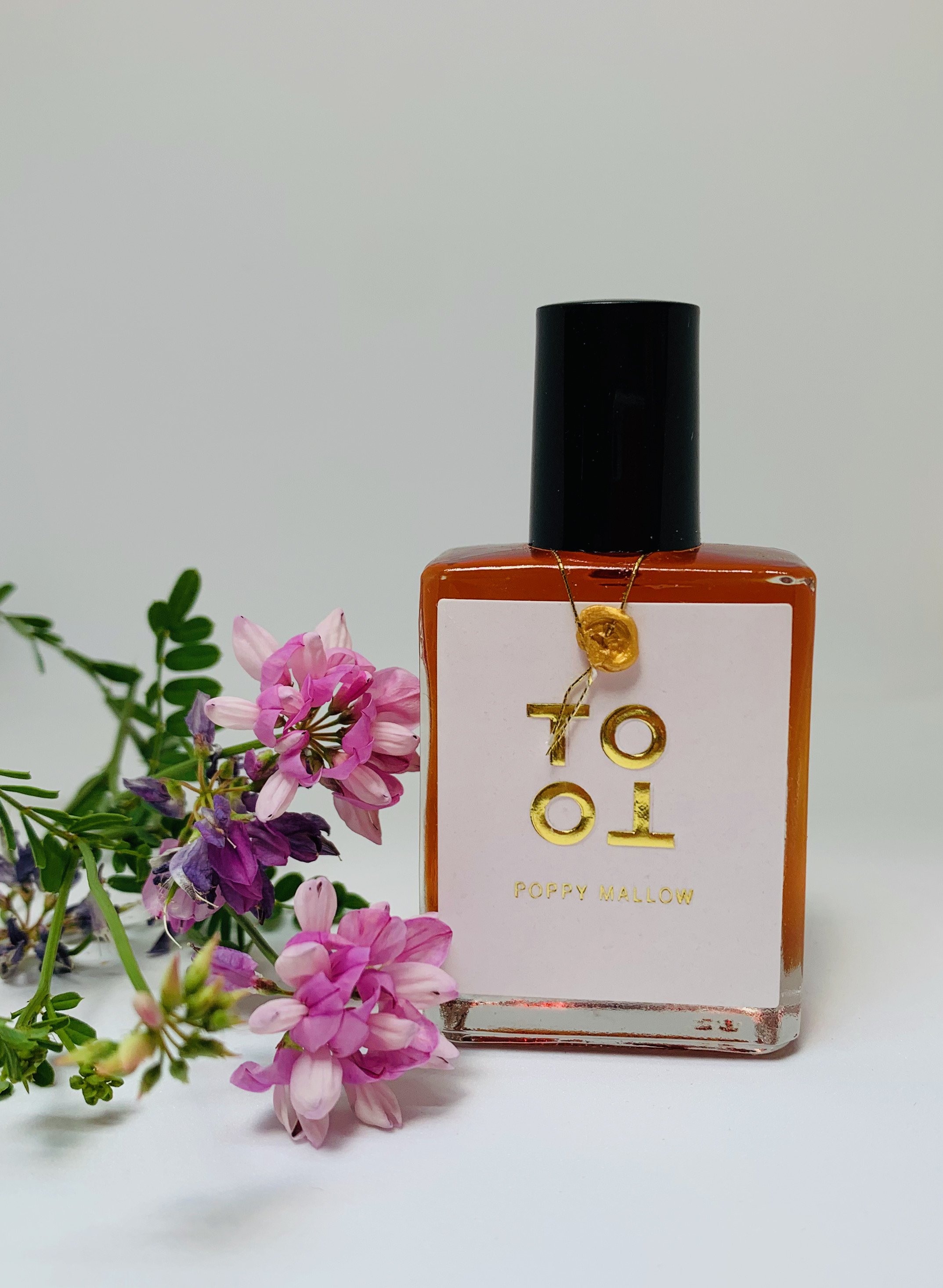 The Return of the Warm Scent: How to Wear Fall's Coziest Fragrances (and Why Poppy Mallow Belongs in Your Rotation) 