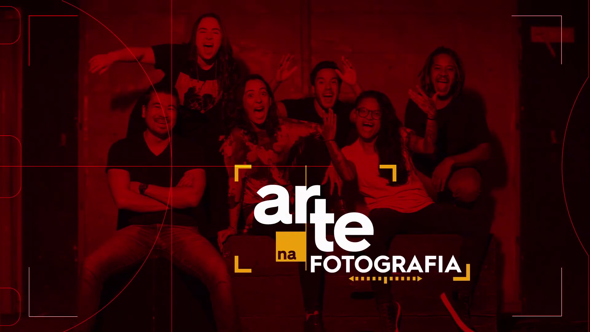 A group of six people posing together, smiling and making gestures of happiness, with a red filter overlay. The text overlay says 'arte na FOTOGRAFIA'.