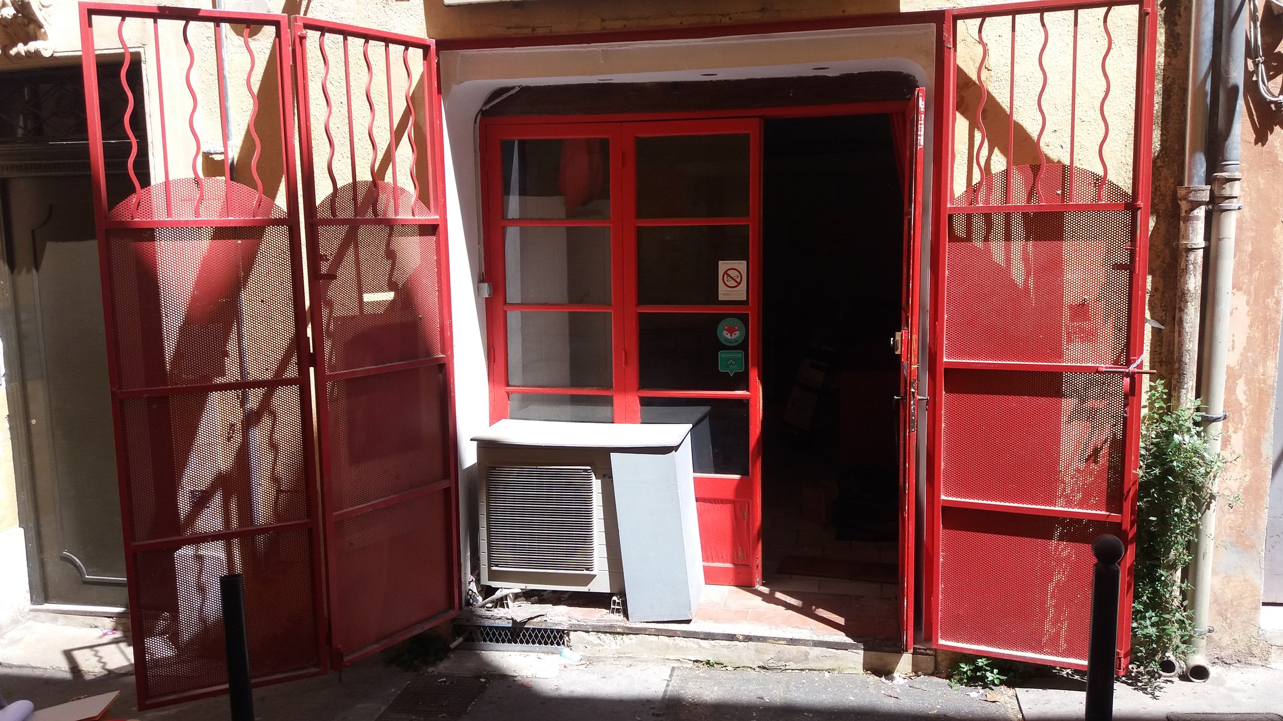 cafe-theatre-flibustier-aix-avant-facade.jpg