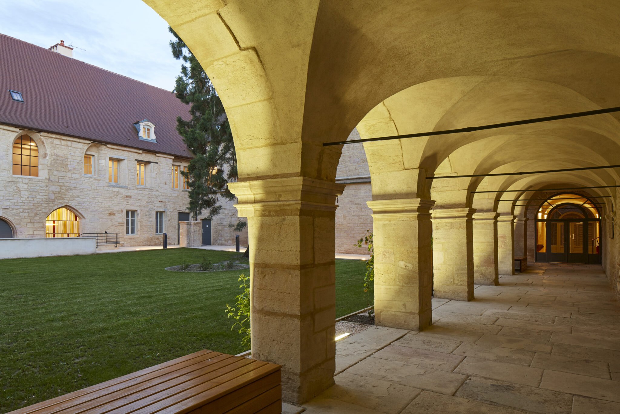 couvent-cordeliers-odalys-cloitre.jpg