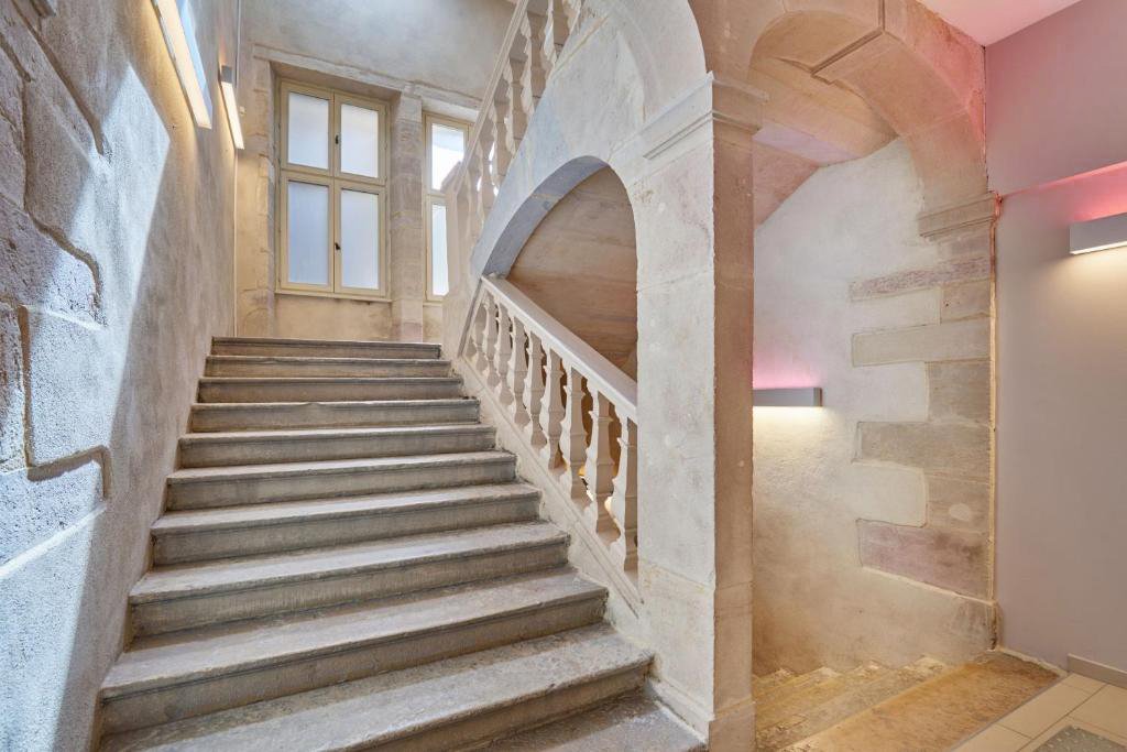 couvent-cordeliers-odalys-escalier.jpg