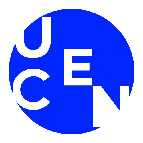 Logotipo azul con letras negras que forman las iniciales JEC, en un diseño circular.