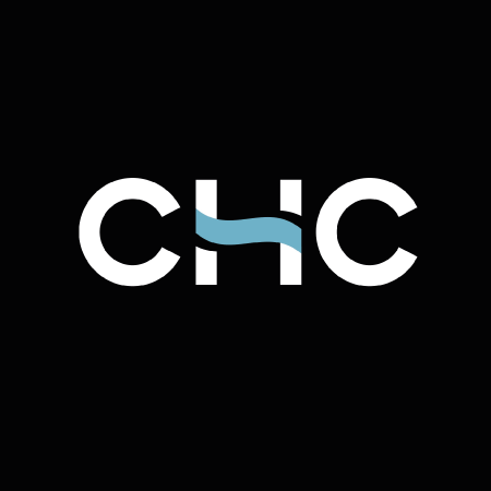 Logo con letras blancas 'CHIC' y una línea azul en medio, fondo negro.