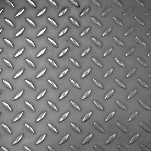 Superficie de metal con patrón de líneas elevadas en forma de diamante