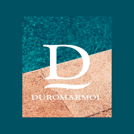 Logotipo de Duromarmol con letra D grande y línea ondulada, sobre fondo de piscina y pavimento de piedra.