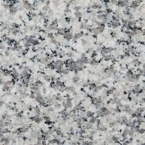 Superficie de granito de color gris con vetas negras y blancas.