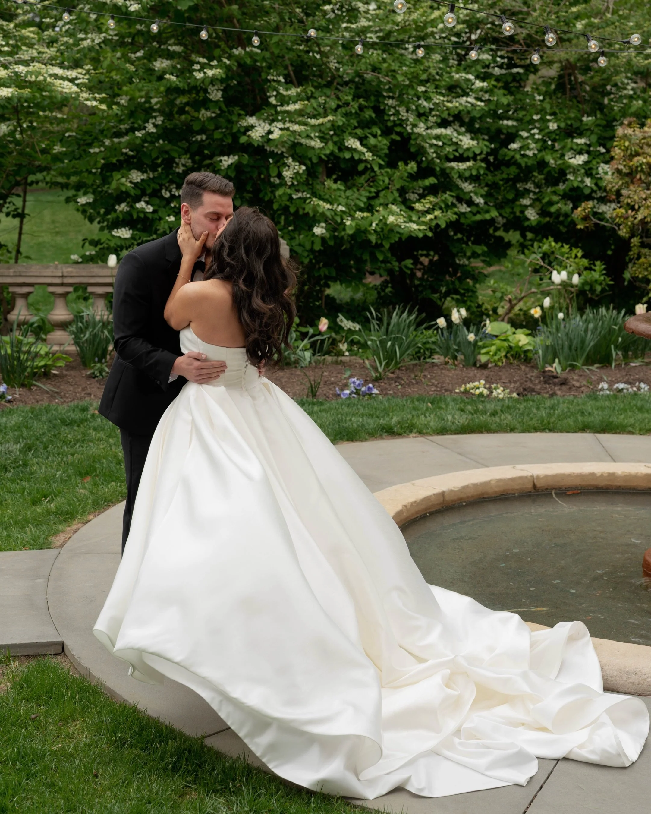 An April afternoon at Cairnwood Estate 🤍 
So grateful to @leahstrozeskiphotography for having me along to help document such a beautiful wedding. Here are a few favorites from the day