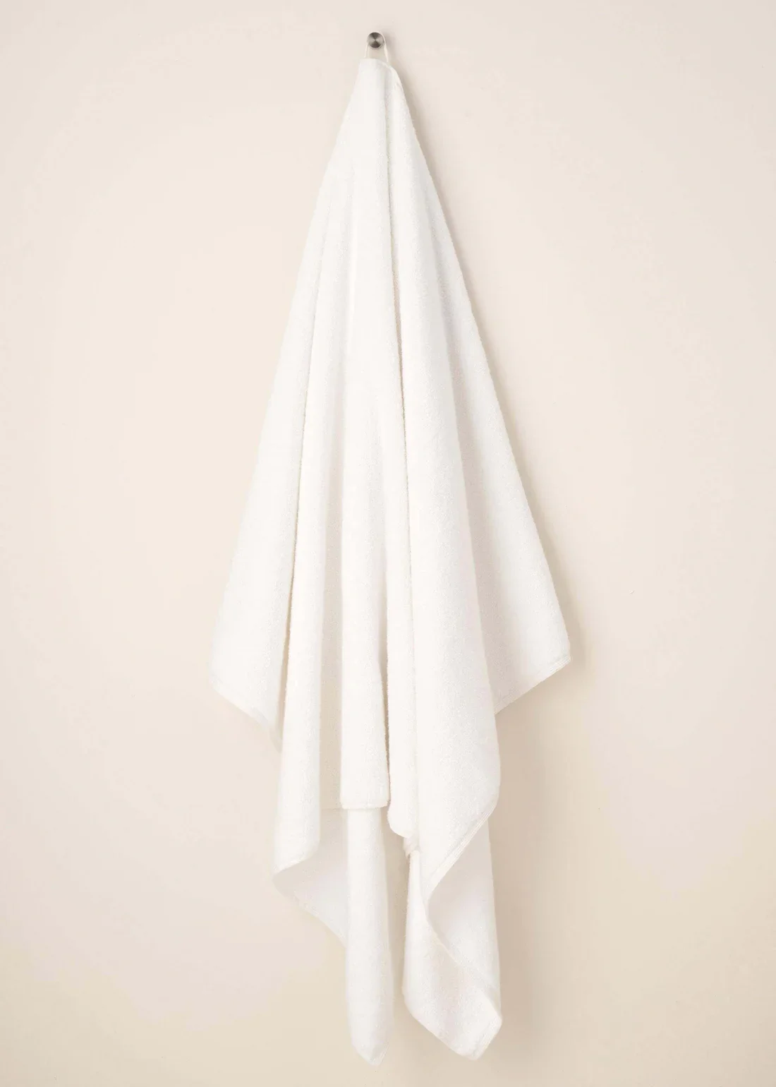 truly-lifestyle-towels-cotton-bath-sheet-towel-hanging-up.webp