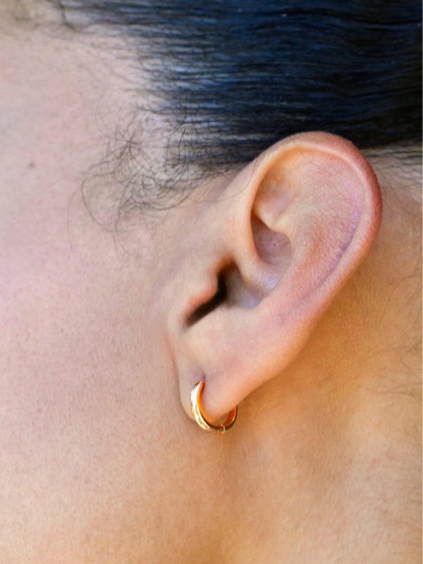 Peter + June Everyday Huggie Hoops (Small)