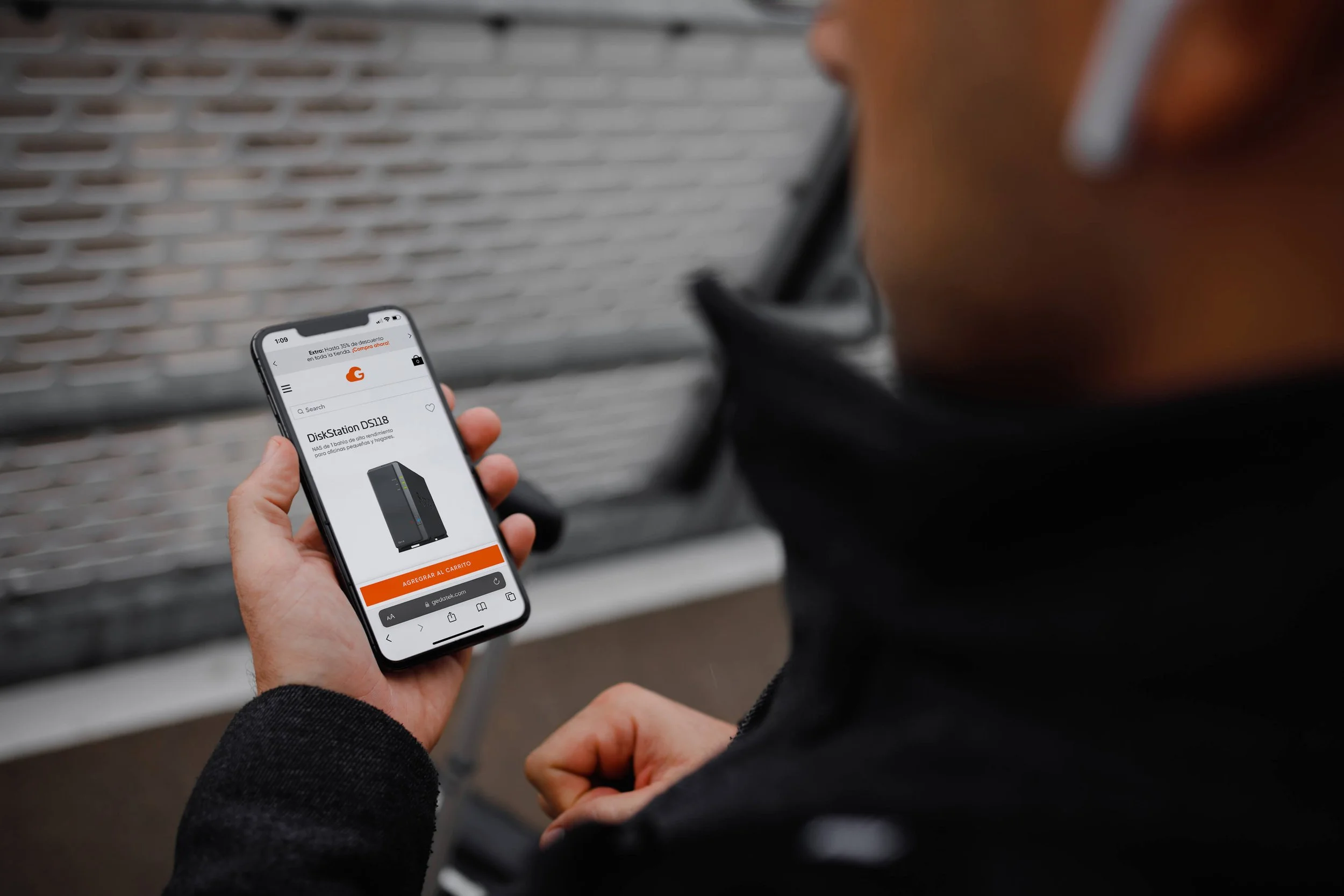 Mobile app interface design for a cloud storage brand