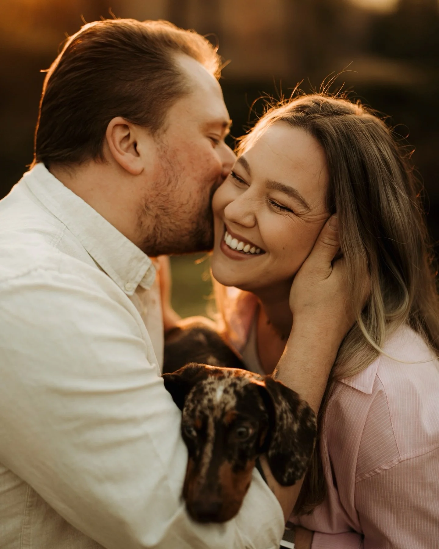 Kathi &amp; Tom ❤️

Fotos wie diese sind der Grund (abgesehen davon, dass ich Tiere ohnehin liebe), warum ihr wirklich immer euren Hund mit zum Shooting nehmen k&ouml;nnt 🥰
Ich war bei dieser Session wirklich auf einem absoluten High: Das sch&ouml;n