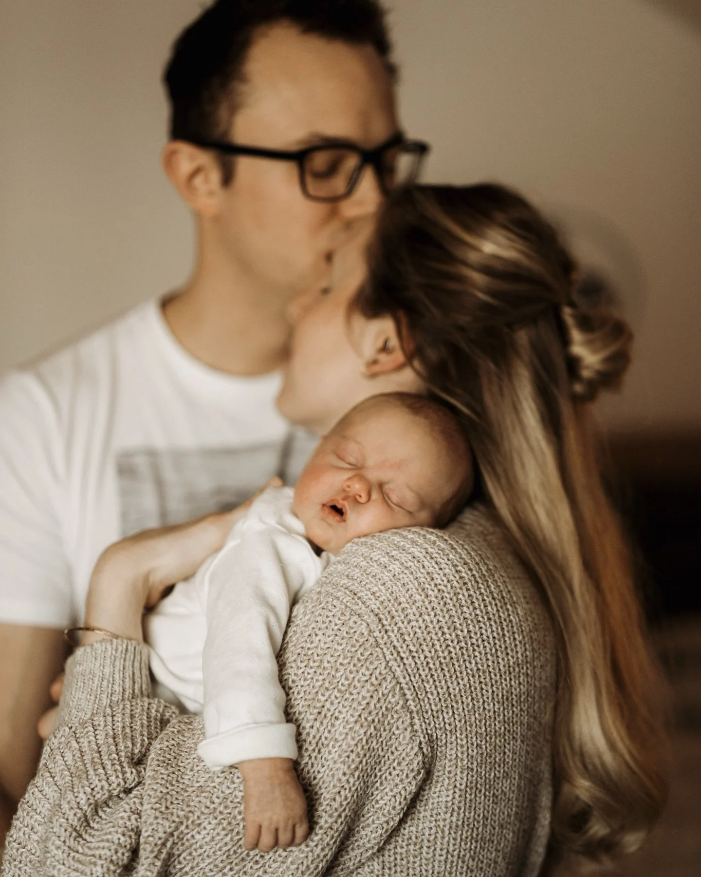 Wenn aus Liebe Familie wird 🥰

Die erste Zeit Zuhause ist eine ganz besondere. Man lernt sich selbst neu kennen und geht eine tiefe Verbindung mit diesem kleinen, neuen Menschen ein ❤️
Ich liebe es, diese ganz eigene Welt, in der man sich befindet, 