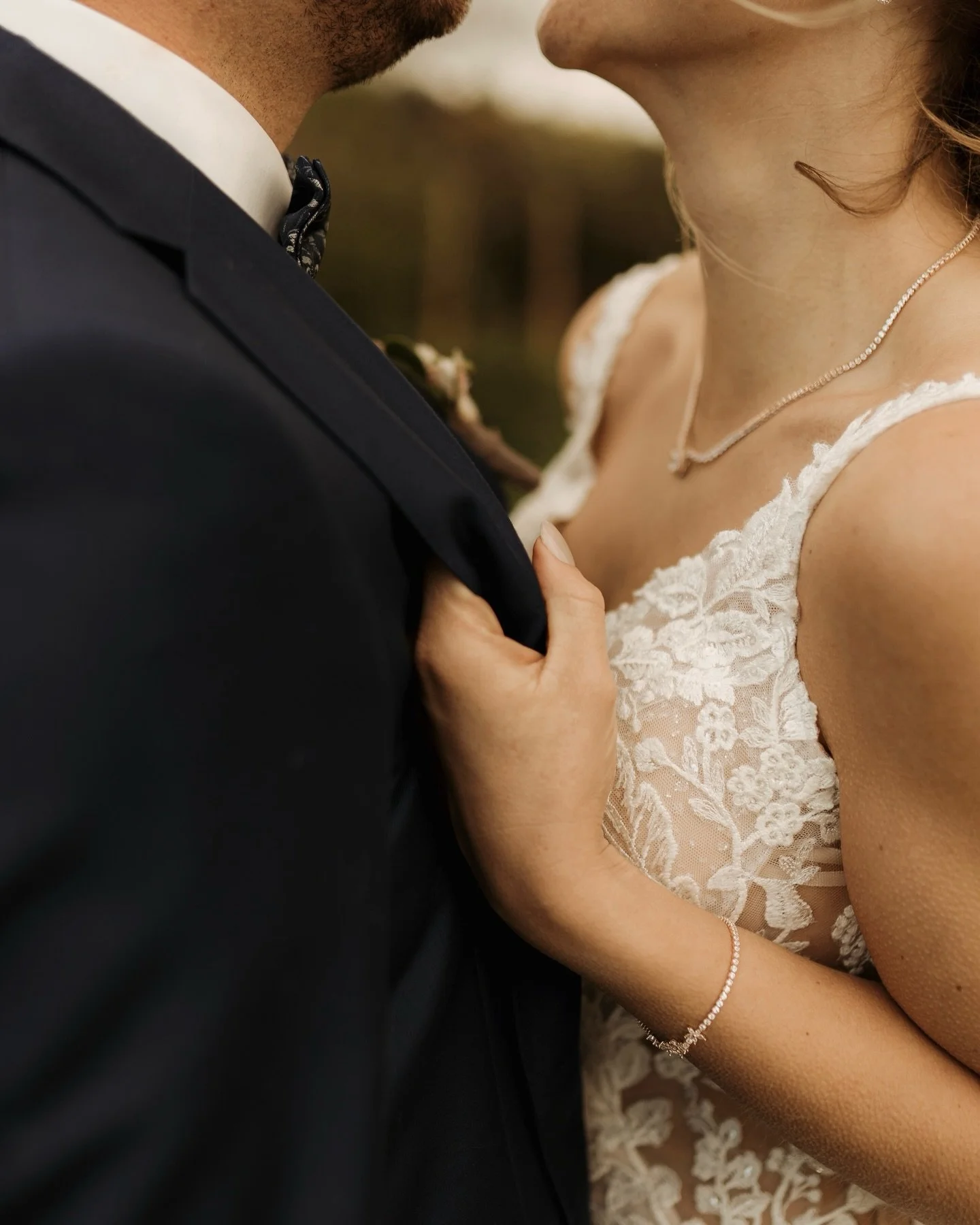 Lena &amp; Robin ❤️

Viel zu lang ist diese wundersch&ouml;ne, aber sehr wechselhafte Hochzeit her. Wir hatten an dem Tag echt alles: Regen, Sonne, Sturm, Hagel, Schnee und am Ende nochmal einen sch&ouml;nen Sonnenuntergang 😊
Beim ersten Part vom Po