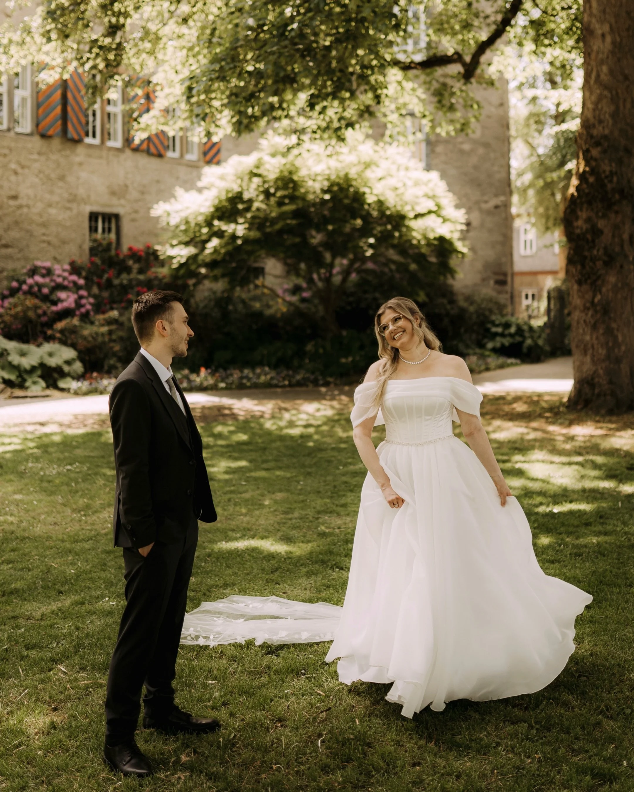 Alisa &amp; Justin ❤️
Hach, was f&uuml;r eine sch&ouml;ne Sommerhochzeit, ohne dass es schon offiziell Sommer war 🥰
Die beiden haben wirklich mein Herz aufgehen lassen mit ihren gegenseitigen Blicken, der Freude und der gesamten Liebe, die man die g