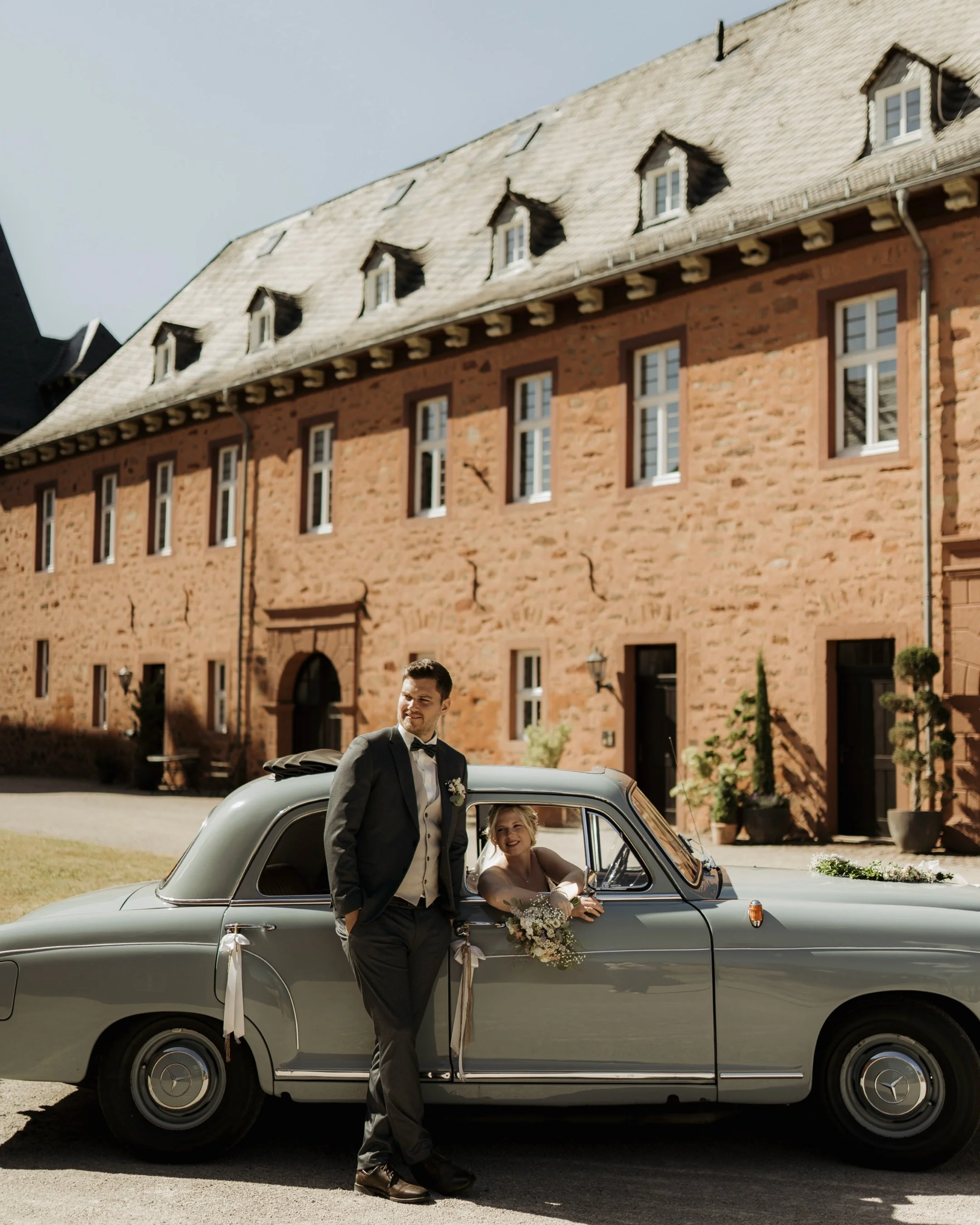 Frederike &amp; Nils ❤️
So eine traumhafte Sommerhochzeit inmitten im Gr&uuml;nen und danach mit richtig royaler Kulisse bei der Adolphsburg in Oberhausen 🥰
Frederike kenne ich schon seit der Schulzeit, weswegen es f&uuml;r mich irgendwie nochmal be