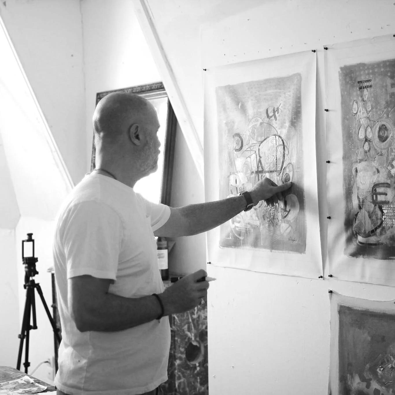 Photo of Varoujan in his studio working on his painting.