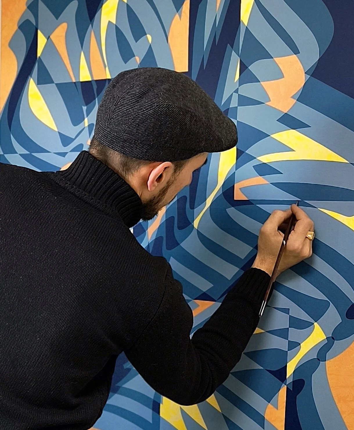 L'artiste Corbze peint un tableau. Il réalise un tag, la signature propre au graffiti travaillée ici avec un effet d'optique qui altère volontairement sa lisibilité