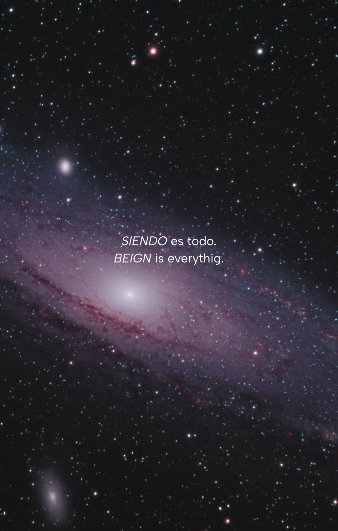 Una galaxia en el espacio con estrellas y polvo cósmico, con la frase 'SIENDO es todo. BEING is everytihg.'