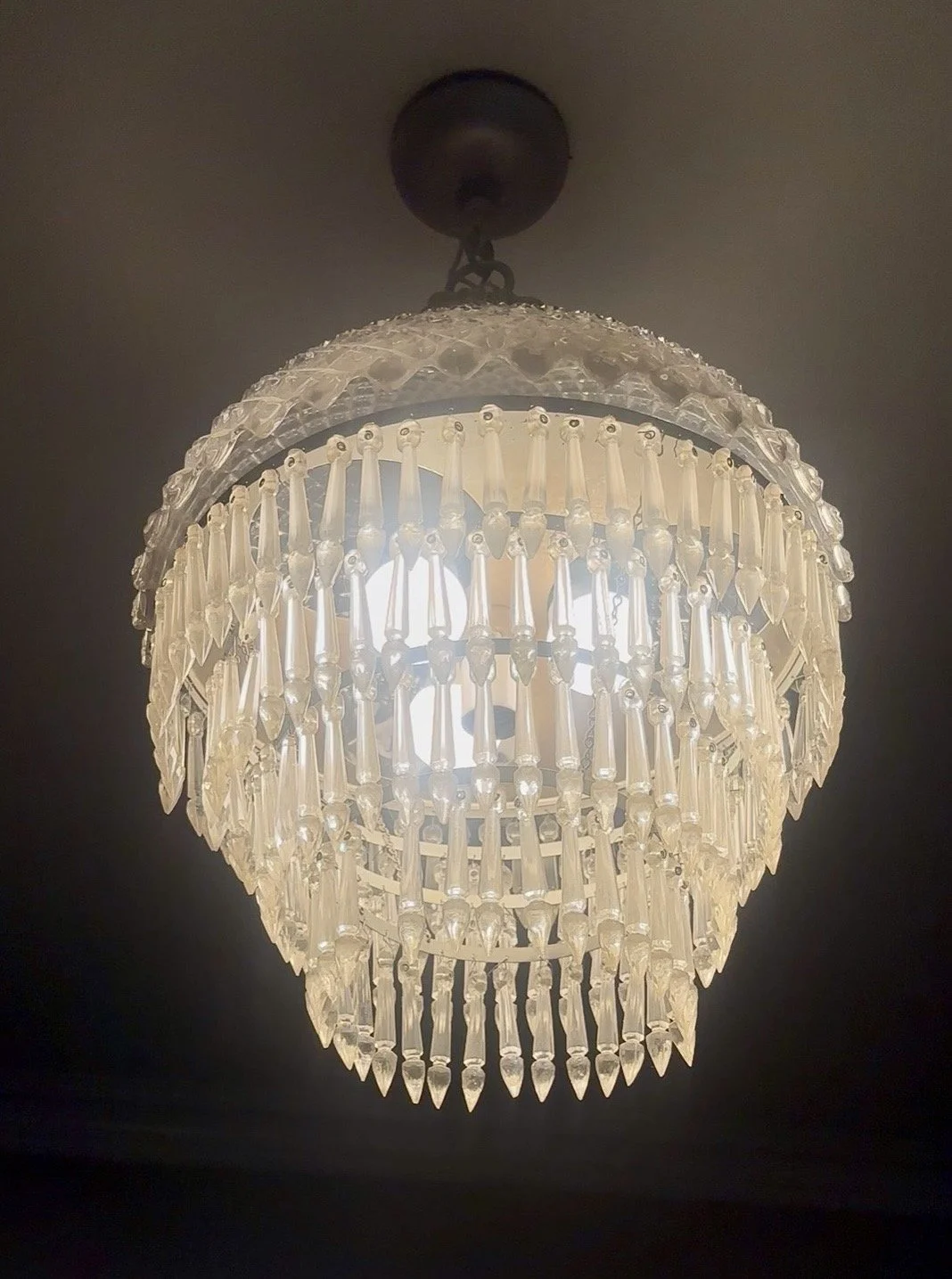 Chandelier with multiple hanging crystal decorations
